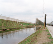 838576 Gezicht op het geluidsscherm langs de A27 ter hoogte van de Augusto Sandinostraat (rechts) in de wijk Voordorp ...